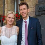 Brautpaar Sabrina Fische rund Björn Mammey vor dem Rathaus in Recklinghausen.