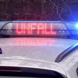 Das Dach eines Streifenwagens mit Blaulicht und dem Schriftzug „Unfall“.