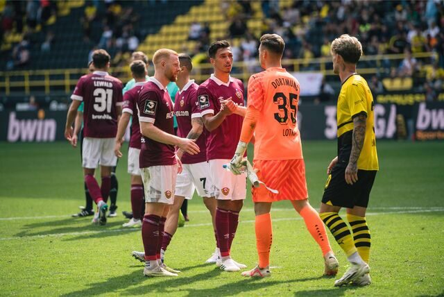 Marcel Lotka klatscht mit Claudio Kammerknecht ab.