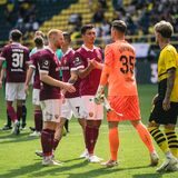 Marcel Lotka klatscht mit Claudio Kammerknecht ab.