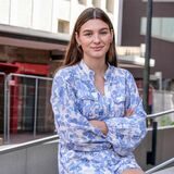 Liv Boehnert aus Recklinghausen lächelt mit verschränkten Armen in die Kamera.