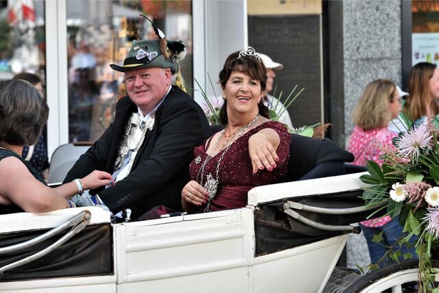 Das noch amtierende Königspaar, Aaron I. Bowie und Annette II. Kretschmer-Schultzn, nahm am Samstag an der Parade teil.
