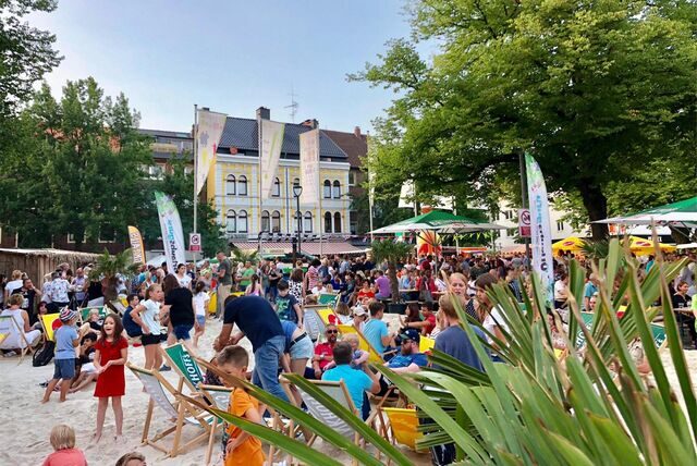 Der Strand bei der Veranstaltung „Gladbeck karibisch“. So soll es vom 8. bis 10. September auch am „Platz der Deutschen Einheit“ in Dorsten bei „Dorsten karibisch“ aussehen.