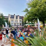 Der Strand bei der Veranstaltung „Gladbeck karibisch“. So soll es vom 8. bis 10. September auch am „Platz der Deutschen Einheit“ in Dorsten bei „Dorsten karibisch“ aussehen.