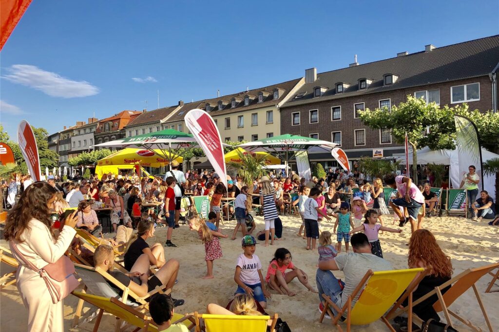 Sandstrand mit feiernden Menschen in Geldern.