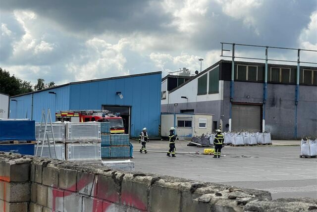 Einsatz am Hafen in Dortmund: Kohle hat sich auf einem Firmengelände entzündet.