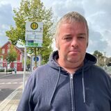 Frank Pauls an einer Bushaltestelle
