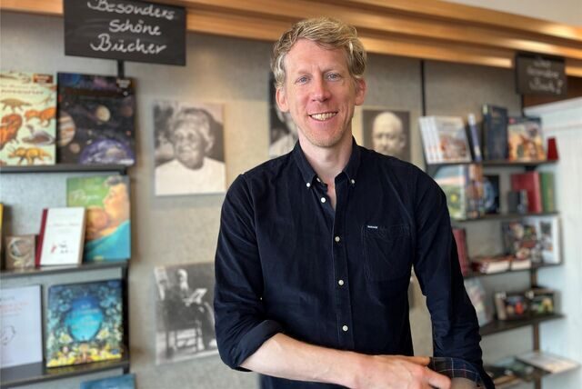 Der Komiker und Schriftsteller Christian Schulte-Loh steht vor einem Regal der Buchhandlung Kortenkamp in Haltern.