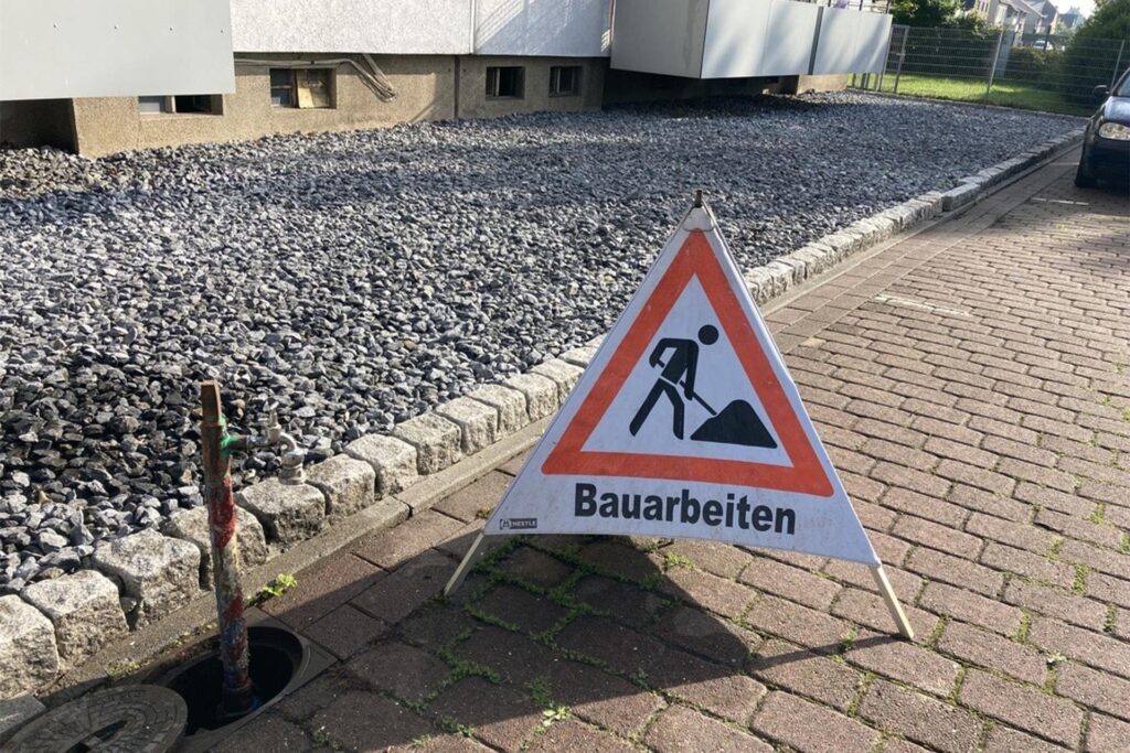 Eine Wasserentnahmestelle, daneben ein Aufsteller mit der Aufschrift Eine Wasserentnahmestelle, daneben ein Aufsteller mit der Aufschrift