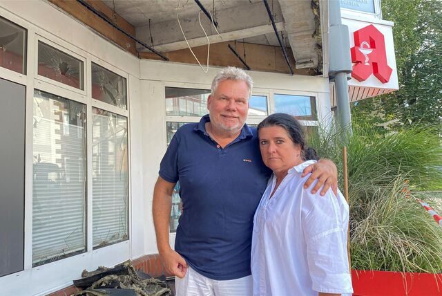 Jochen und Ute Kraneis stehen vor der sichtlich ramponierten St.-Vincenz-Apotheke in Datteln.