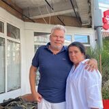 Jochen und Ute Kraneis stehen vor der sichtlich ramponierten St.-Vincenz-Apotheke in Datteln.