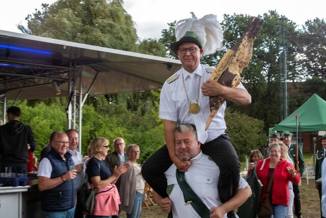 Andreas I. Benterbusch ist der erste Kaiser der Gilde Natrop-Pelkum. Er lässt sich von Sebastian Lepschy auf den Schultern tragen.