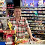 Andreas Wendt in seinem Kiosk.