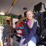 Carlotta Bamberg sitzt beim Tag der offenen Tür der Oer-Erkenschwicker Feuerwehr in einem echten Feuerwehrauto.