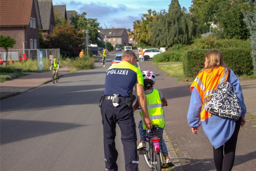 Polizist hilft Kind auf dem Fahrrad. Polizist hilft Kind auf dem Fahrrad.