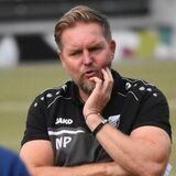 Mario Plechaty hält eine Ansprache.