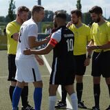 Die Kapitäne Val-Leander Wettklo (l.) und Mahmoud Najdi vor dem Anpfiff: Später sollte Najdi das denkwürdige 3:1 für Hannibal erzielen.