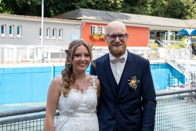 Janina (geborene Kyriakidis) und Nils Schumacher haben sich bei der standesamtlichen Trauung im Parkbad Süd das Ja-Wort gegeben.