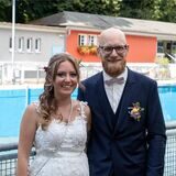 Janina (geborene Kyriakidis) und Nils Schumacher haben sich bei der standesamtlichen Trauung im Parkbad Süd das Ja-Wort gegeben.