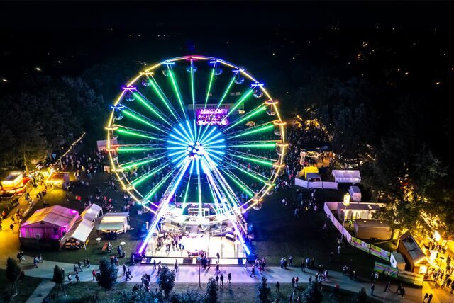 Das Riesenrad beim Waltroper Parkfest aus der Luft betrachtet.
