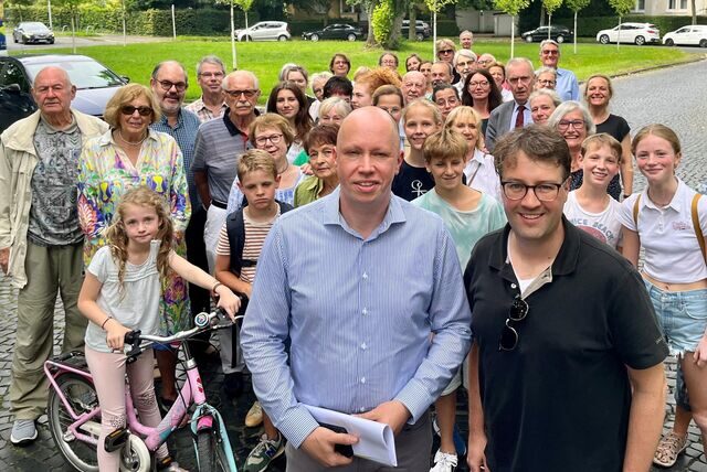 Rund 40 Gartenstadt-Anwohner und Anwohnerinnen waren spontan zu einem Treffen gekommen, um über die Verkehrsproblematik in ihrem Quartier zu sprechen. Zu den Wortführern gehören Holger Diener (l.) und David Juncke.