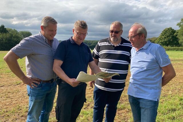 Die CDU-Politiker Christian Gehling, Thomas Bernemann, Benno Portmann und Friedhelm Baumgarten (v.l.) stehen auf einer Freifläche Auf dem Berge in Recklinghausen und schauen in einen Plan
