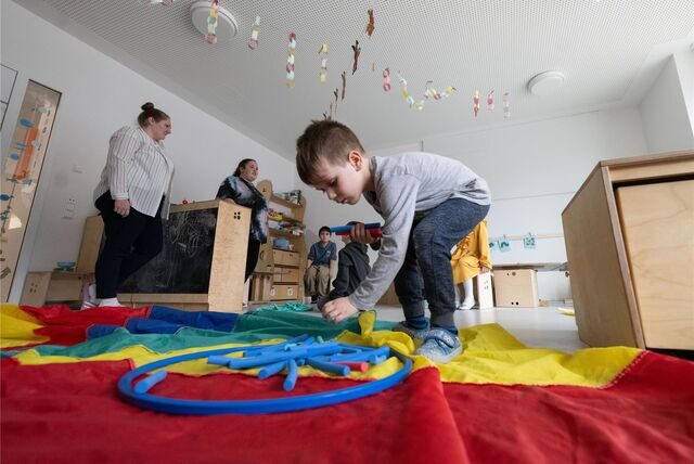 Ein Kind spielt im Kindergarten