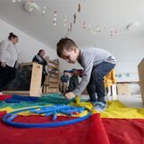 Ein Kind spielt im Kindergarten
