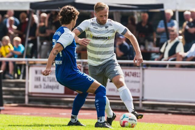 Daniel von der Ley (r.) unterlag mit dem FC Nordkirchen dem TuS Hltrup.