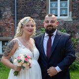 Leonie Glizezynski und Daniel Baak haben auf Schloss Bladenhorst geheiratet.