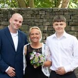 Chantal (geborene Podola) und Maik Redzig haben im Bürgerhaus in der Castroper Altstadt geheiratet. Chantals Sohn Justin durfte da nicht fehlen.