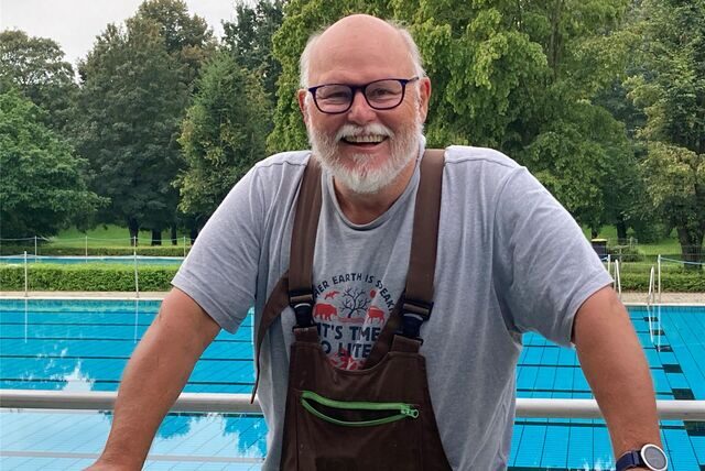 Jürgen Kaldeweide steht am Beckenrand.