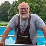 Jürgen Kaldeweide steht am Beckenrand.