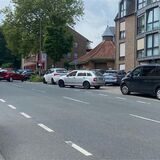 Montage zeigt Autos im Halteverbot vor der Maristenschule in Recklinghausen sowie ein Porträt von Schulleiter Stefan Schulze Beiering