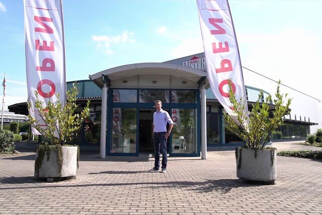 Philipp Meyer, Geschäftsführer von Möbel Meyer, steht vor dem Einrichtungshaus in Datteln.