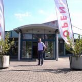 Philipp Meyer, Geschäftsführer von Möbel Meyer, steht vor dem Einrichtungshaus in Datteln.