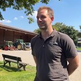 Jens Sanders auf dem Hof Sanders vor der Scheune.