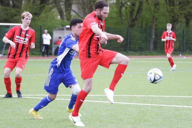 Übernimmt den B-Kreisligisten DJK Sportfreunde Datteln als Trainer: der derzeit verletzte Spieler Timo Tetzlacht (r.).