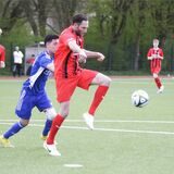 Übernimmt den B-Kreisligisten DJK Sportfreunde Datteln als Trainer: der derzeit verletzte Spieler Timo Tetzlacht (r.).