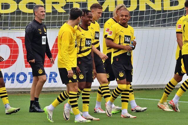 Giovanni Reyna im Gespräch mit Jamie Bynoe-Gittens und Donyell Malen.
