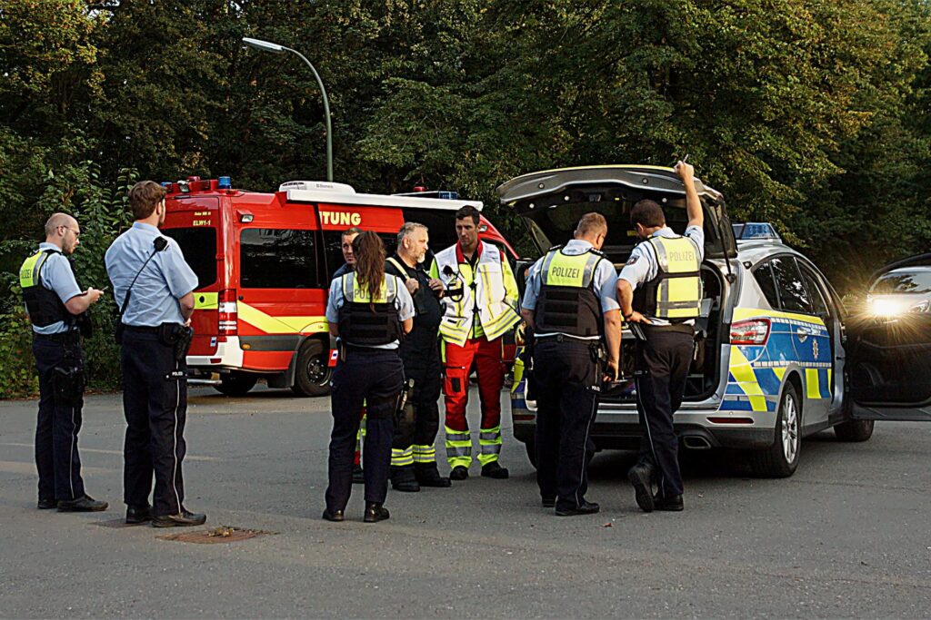 Polizisten an der Einsatzsstelle: Die Beamten gehen von einer „akuten Bedrohungslage“ aus.