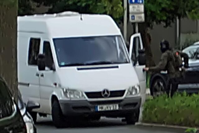 Die Polizei ging zunächst von einer akuten Bedrohungslage aus – hier ein schwer bewaffneter Polizist.