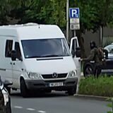 Die Polizei ging zunächst von einer akuten Bedrohungslage aus – hier ein schwer bewaffneter Polizist.
