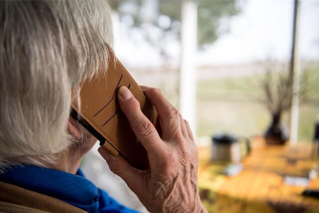 Ein Betrüger meldete sich per Telefon bei einem Senior in Castrop-Rauxel (Symbolbild).