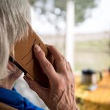 Ein Betrüger meldete sich per Telefon bei einem Senior in Castrop-Rauxel (Symbolbild).