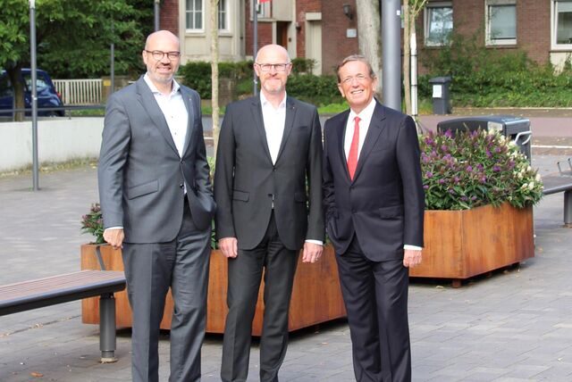 Hüntemann, Büchter und Krumme stehen gemeinsam an der Sparkasse Westmünsterland.