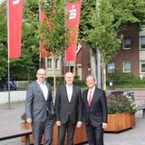 Hüntemann, Büchter und Krumme stehen gemeinsam an der Sparkasse Westmünsterland.