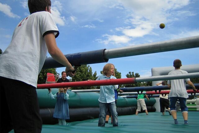 Kinder spielen Menschenkicker.