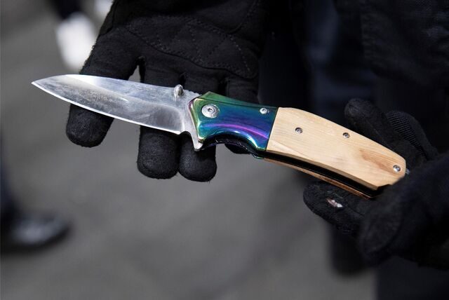 Eine Hand hält ein Messer in der Hand.
