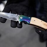 Eine Hand hält ein Messer in der Hand.